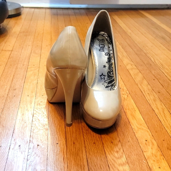 Size 10 tan stilletos, 5 in heel, barely worn. - Picture 4 of 4